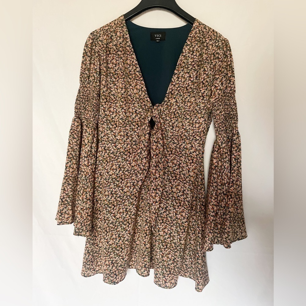 Vici size:L floral sun dress with low V neckline, tie front, and Flounce sleeves